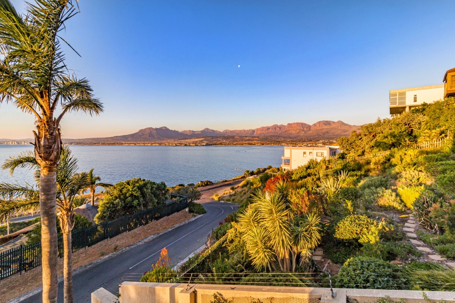 To Let 4 Bedroom Property for Rent in Mountainside Western Cape